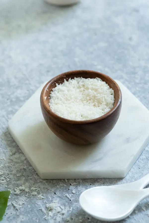 Eine Schale mit Kokosflocken als alternative Garnitur für Spaghettieis