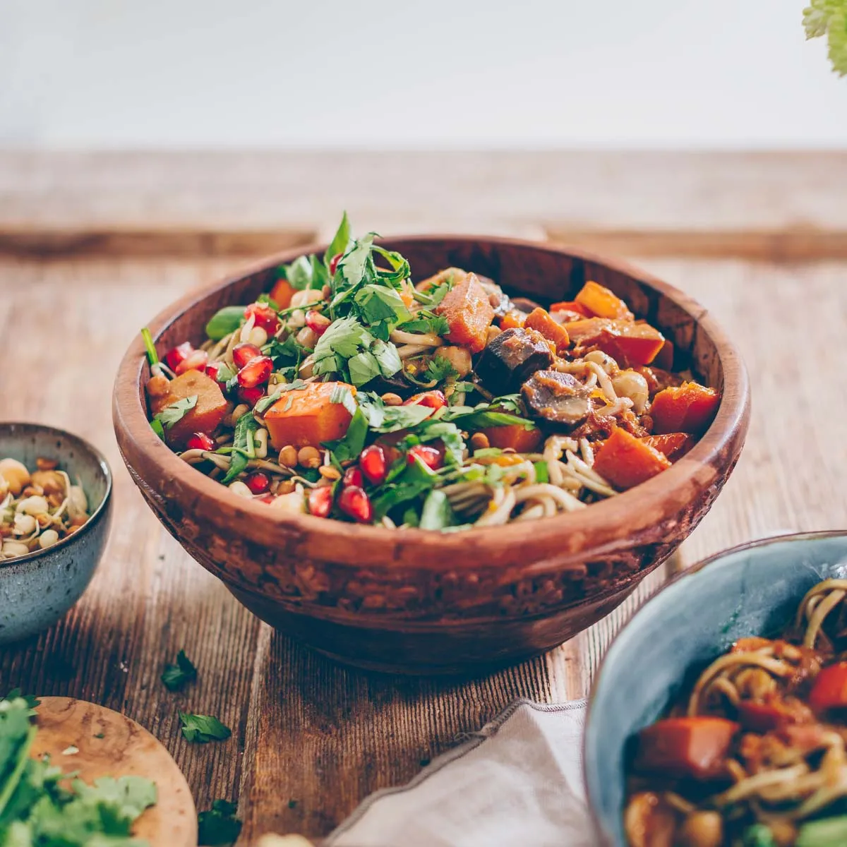 Eine Schale mit Kürbis-Curry, garniert mit frischen Kräutern und Sprossen, die die gesunde und nahrhafte Qualität des Gerichts betont.