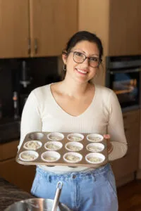 Eine Scheibe des selbstgemachten Eiweißbrots mit Quark, fertig zum Belegen und Genießen, mit leicht sichtbaren Körnern