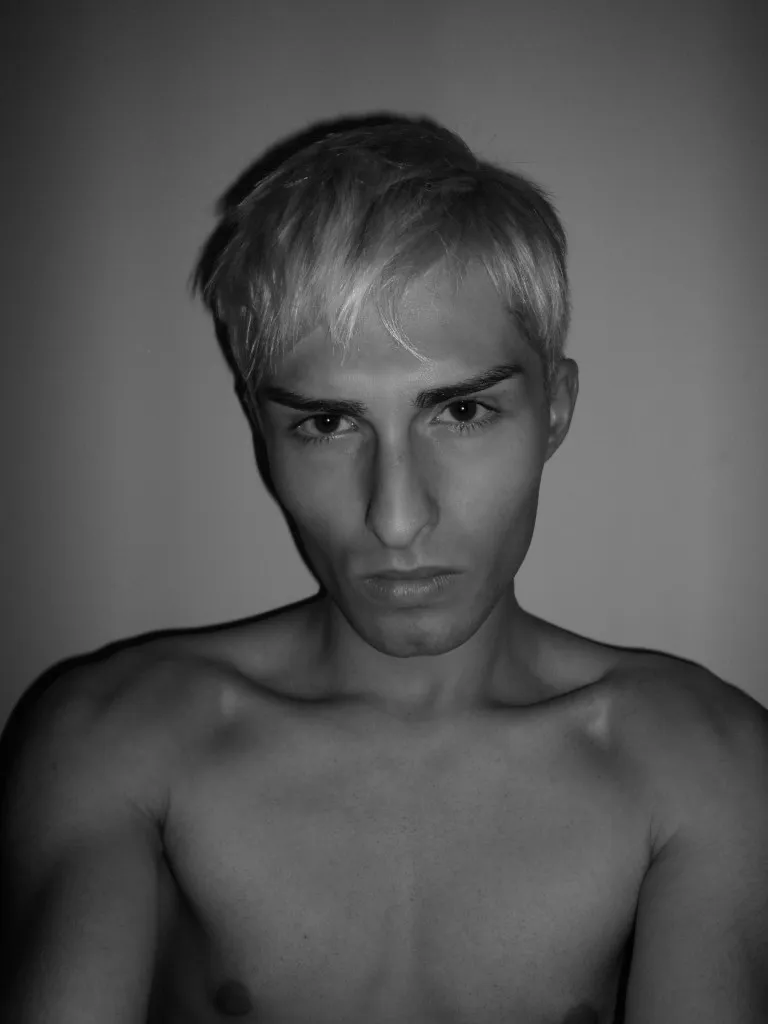 Eine scheinbar hässliche Katze sitzt auf dem Boden und blickt nachdenklich