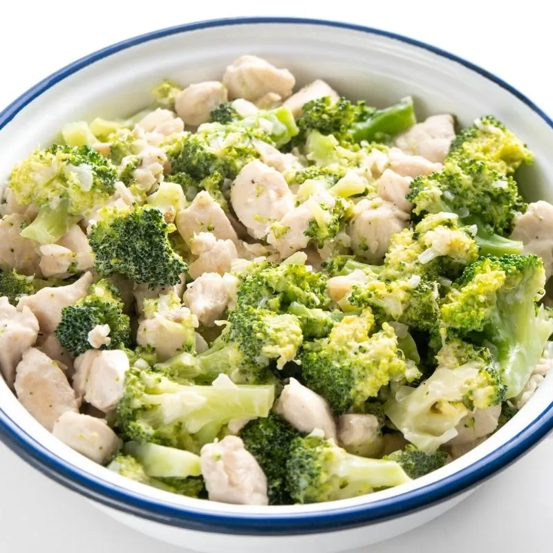 Eine schnell zubereitete, cremige Low Carb Hähnchen-Brokkoli-Pfanne mit zartem Hühnchen und knackigem Brokkoli