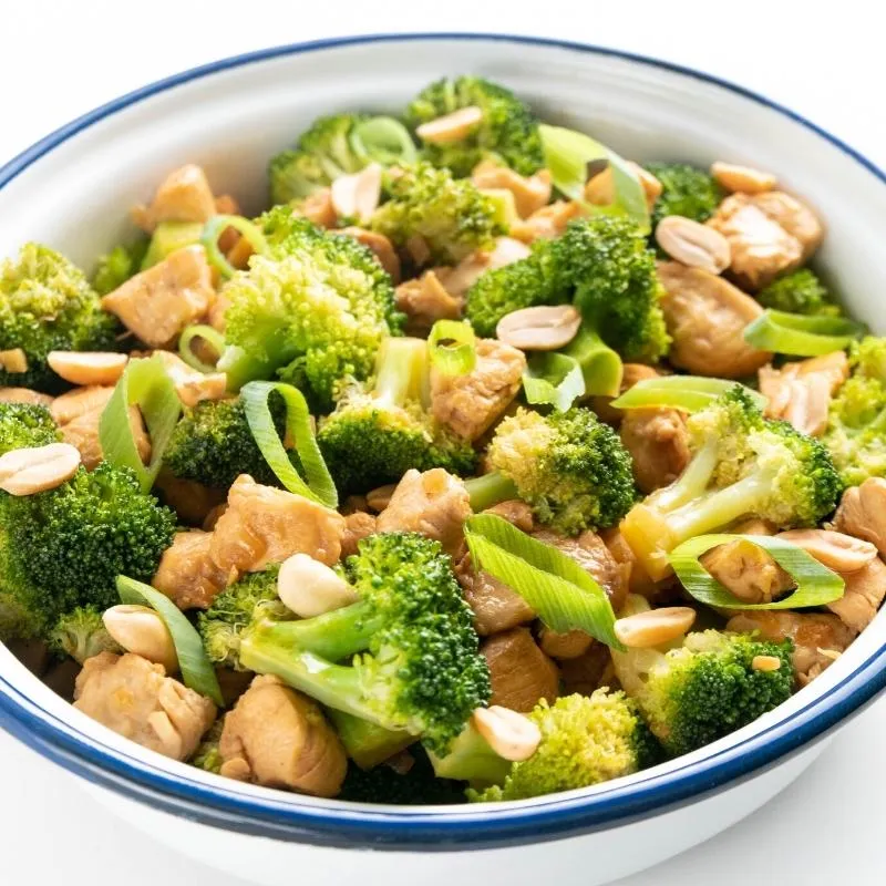 Eine schnelle Low Carb asiatische Brokkoli-Hähnchen-Pfanne mit viel Gemüse und zartem Hühnerfleisch