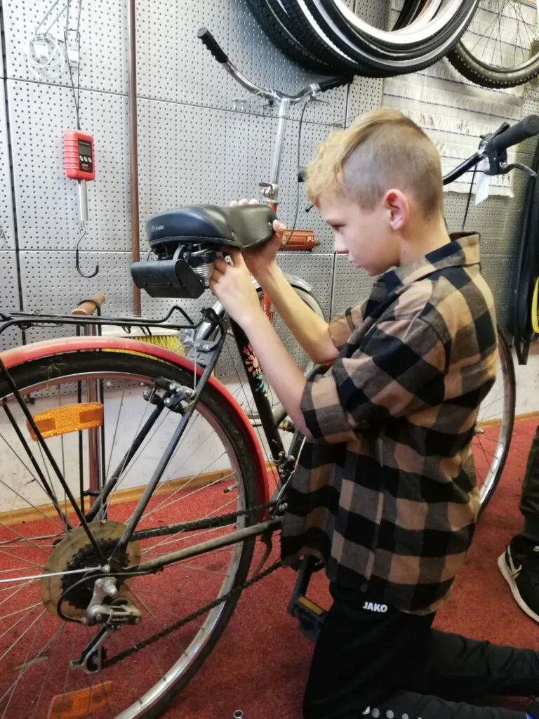 Eine Schülerin beteiligt sich aktiv an den Diskussionen über den Geldkreislauf