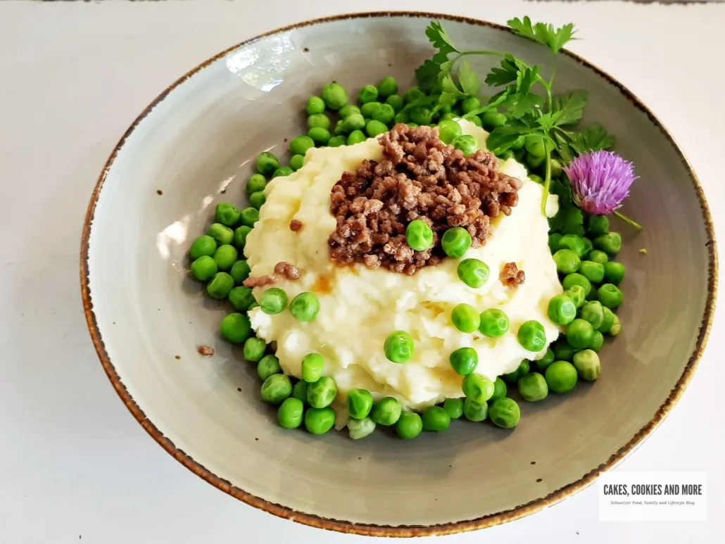 Eine Schüssel mit cremigem Kartoffelbrei, garniert mit frischer Petersilie