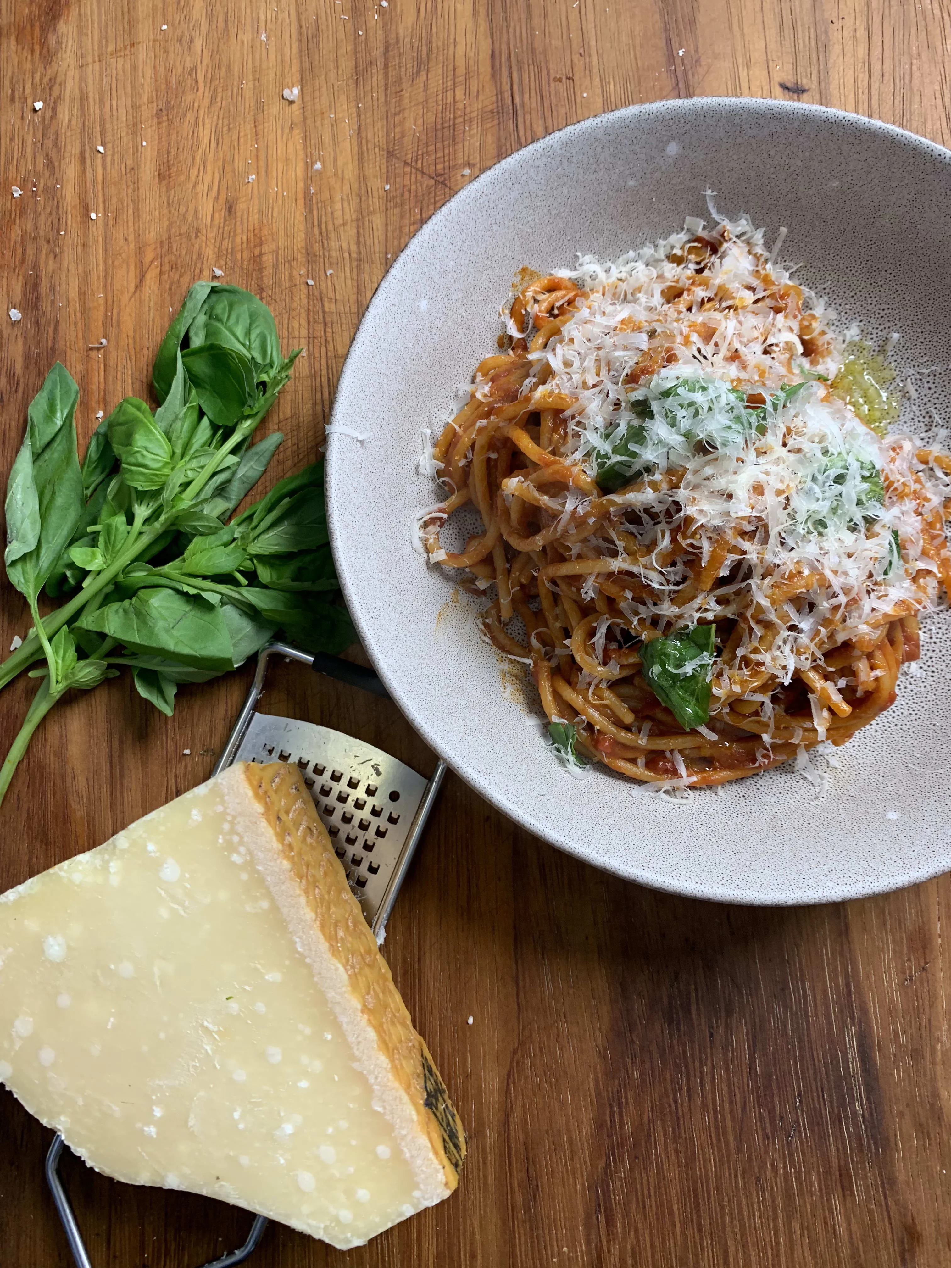 Eine Schüssel mit Ginas Pastasoße und frischem Basilikum