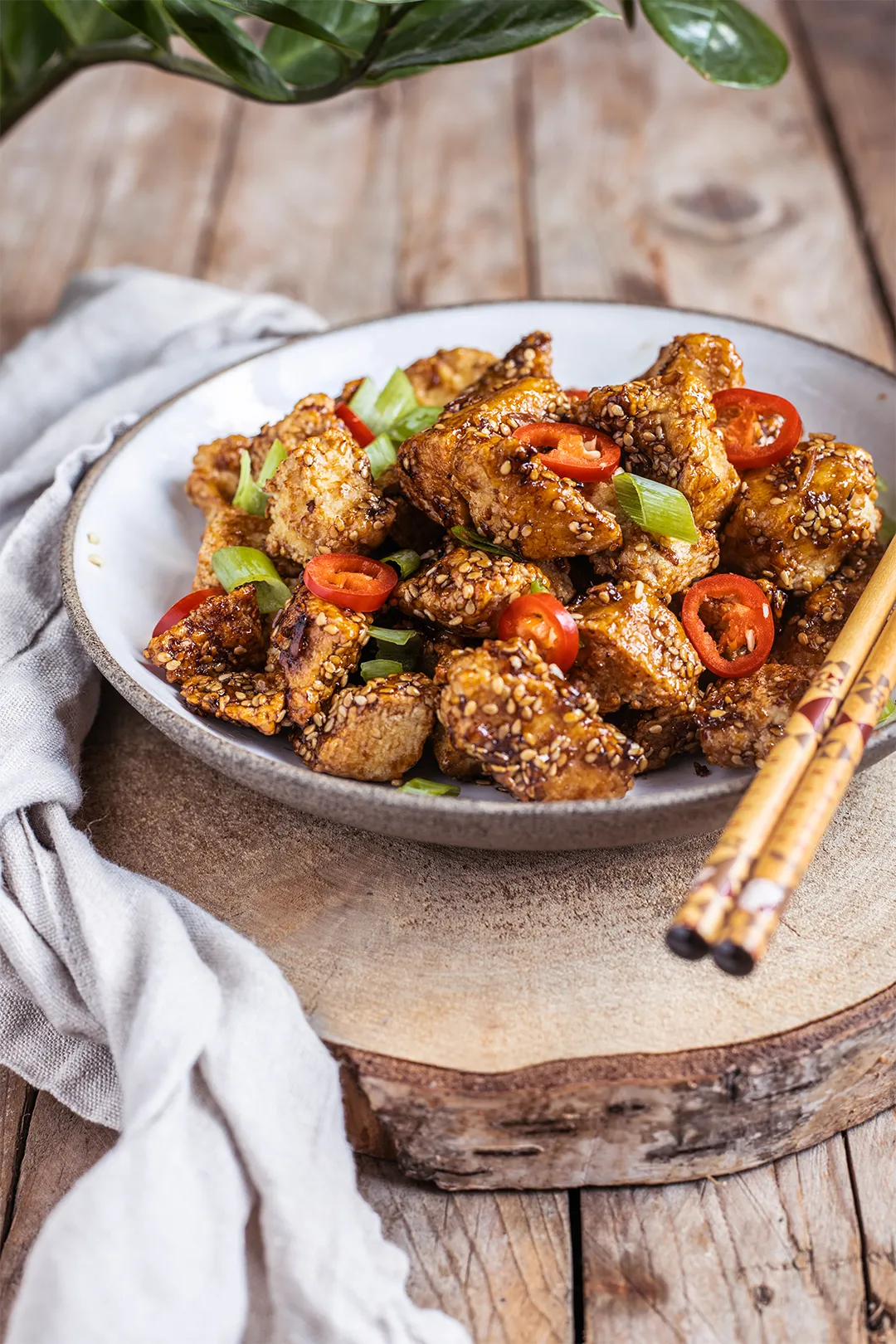 Eine Schüssel voller knuspriger Tofustücke, verfeinert mit Frühlingszwiebeln und Chili, ein beliebtes Air Fryer Rezept.