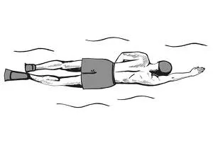 Eine Schwimmerin streckt den Arm weit nach vorne, um die Technik für effektives Abnehmen durch Schwimmen zu demonstrieren.