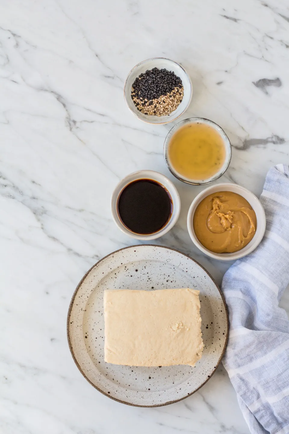 Eine Tofupresse in Aktion, die überschüssiges Wasser aus einem Tofublock entfernt für optimale Tofu Rezepte.