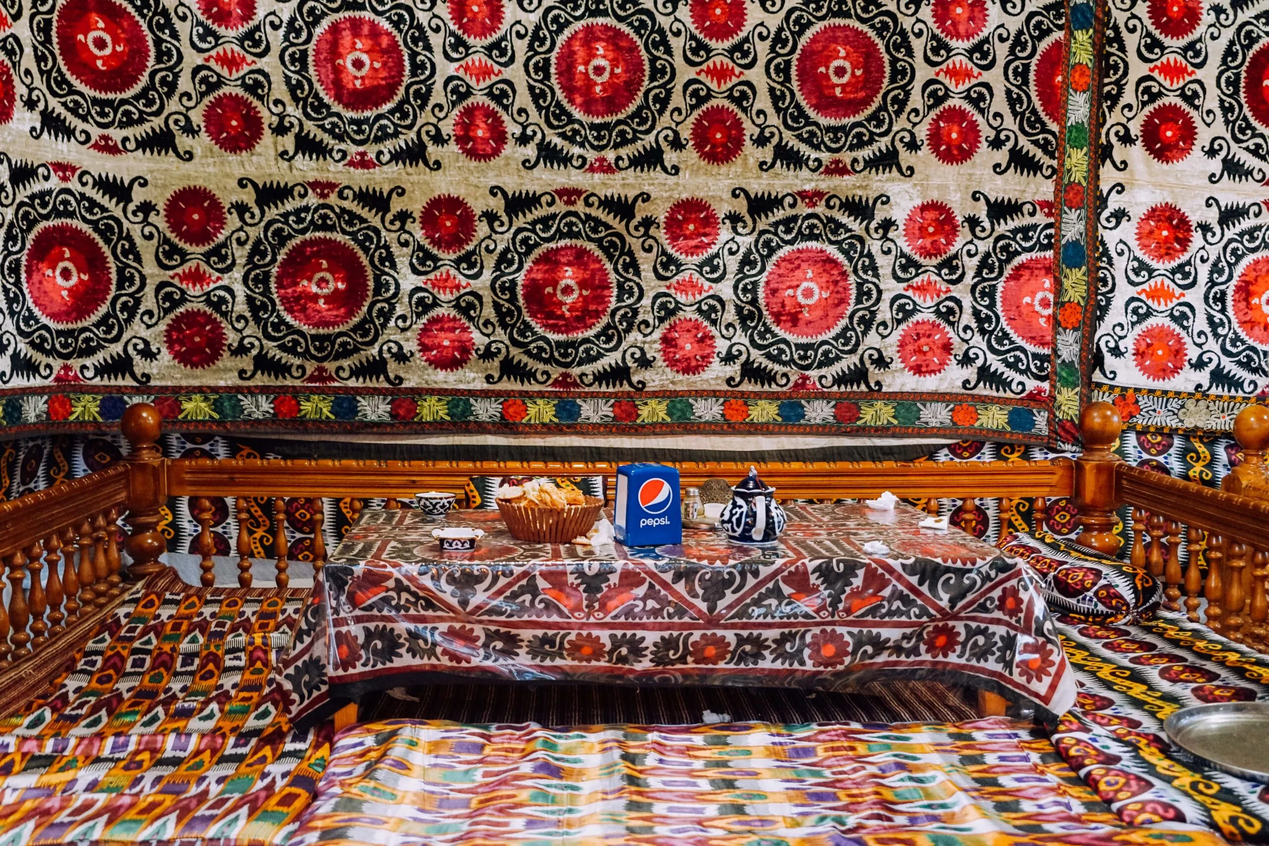 Eine traditionelle Mahlzeit auf dem Boden in Usbekistan