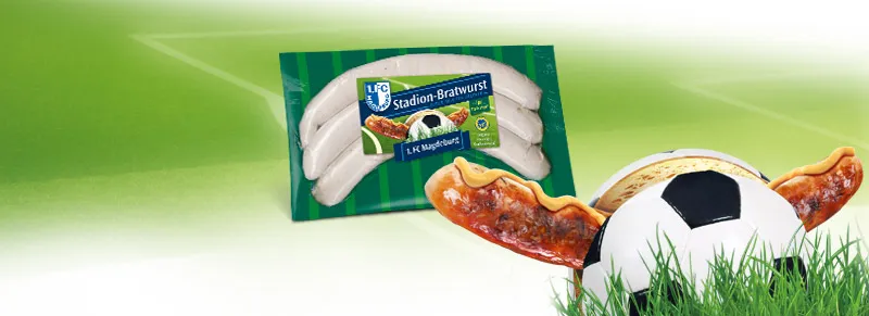 Eine typische deutsche Stadionwurst in einem frischen Football Brötchen mit Senf, servierbereit im Fussballstadion.