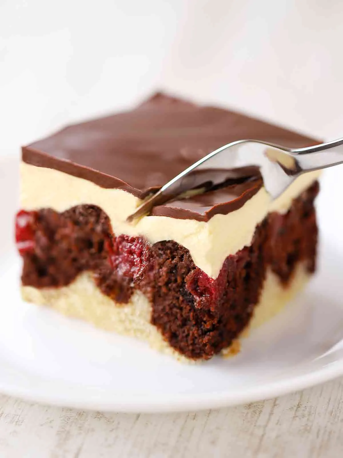 Eine vegane Donauwelle vom Blech, ein beliebter deutscher Blechkuchen-Klassiker, einfach und festlich.