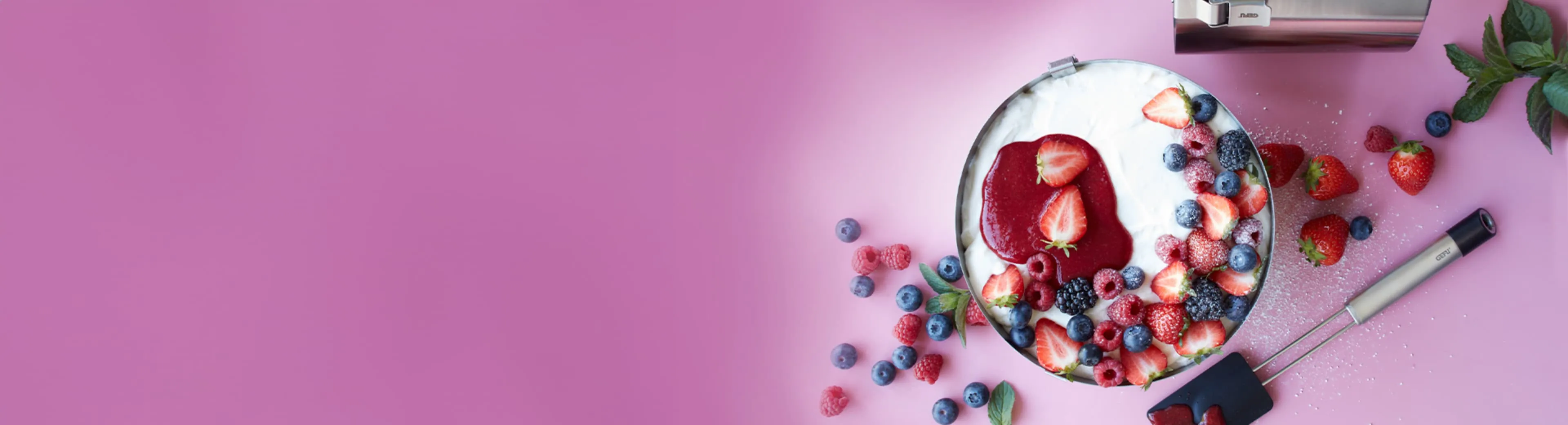 Eine vielfältige Auswahl an modernen Backutensilien, die zum kreativen Backen inspirieren und die Freude am Selbermachen wecken.