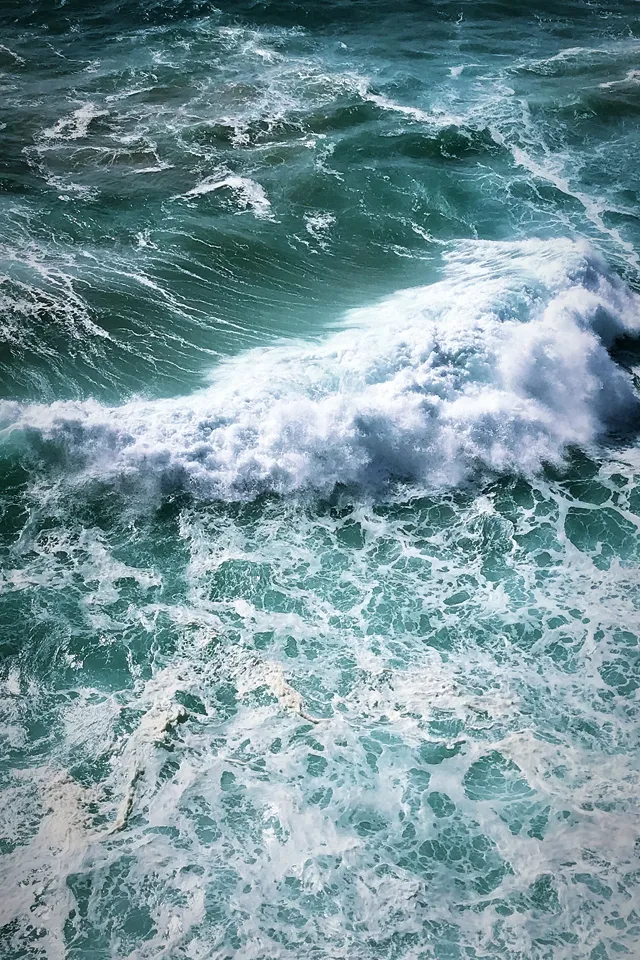 Eine weitere Ansicht der Küste mit felsigen Formationen und dem Meer, das gegen die Klippen schlägt