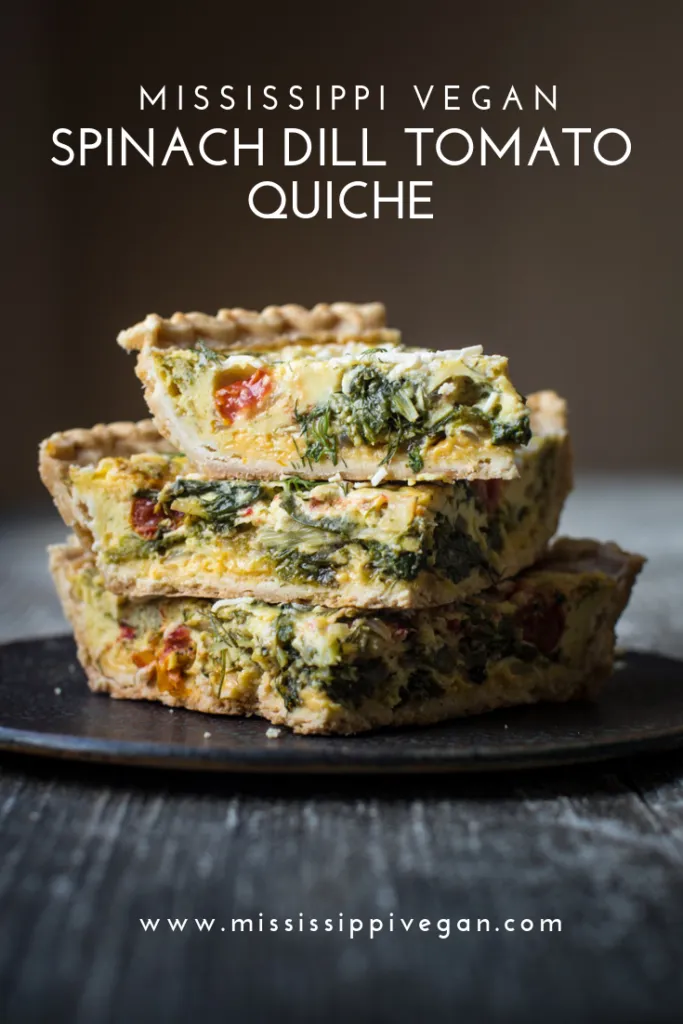 Eine weitere Ansicht der veganen Spinat-Dill-Tomaten-Quiche, servierfertig und appetitlich angerichtet.