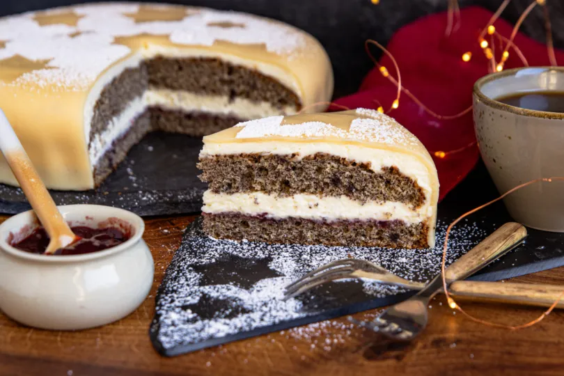 Eine wunderschöne Mohn-Marzipan-Torte, bereit zum Genuss