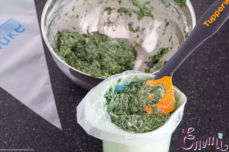 Einen Spritzbeutel mit der Spinat-Frischkäse-Masse befüllen zum einfachen Füllen der Cannelloni
