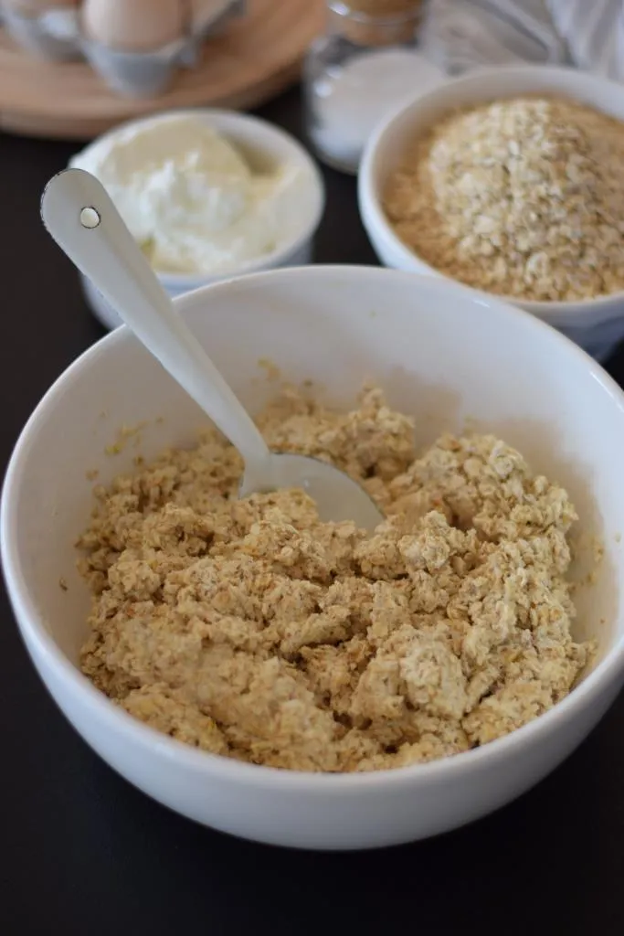Einfach die Zutaten mit einem Löffel verrühren - dann kann schon das Brot geformt werden