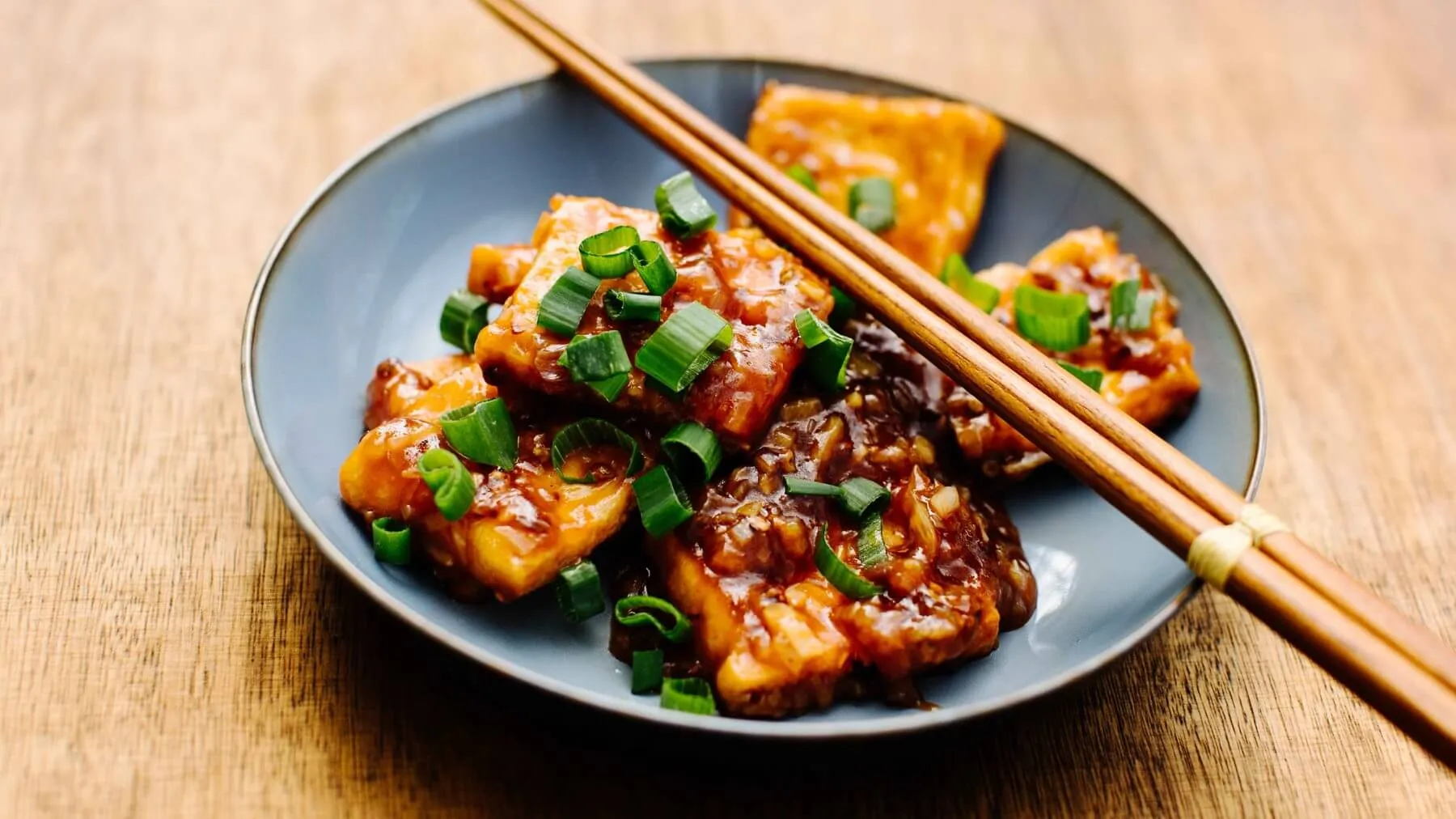 Einfach frittierter Tofu: Eine schnelle Beilage oder Hauptzutat, die gut zu verschiedenen Saucen passt.
