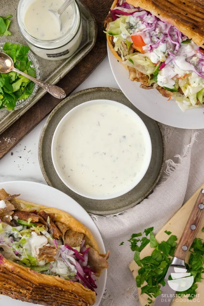 Einfach zuzubereitende Dönersoße mit frischen Kräutern in einer Servierschale.