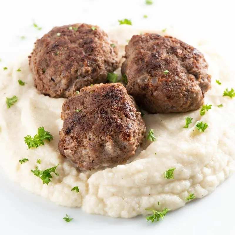 Einfache Keto Frikadellen mit Blumenkohlpüree als kohlenhydratarmes Abendessen