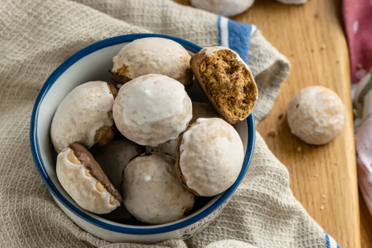 Einfache Pfeffernüsse mit Zuckerguss und Schokolade, traditionelles Weihnachtsgebäck.