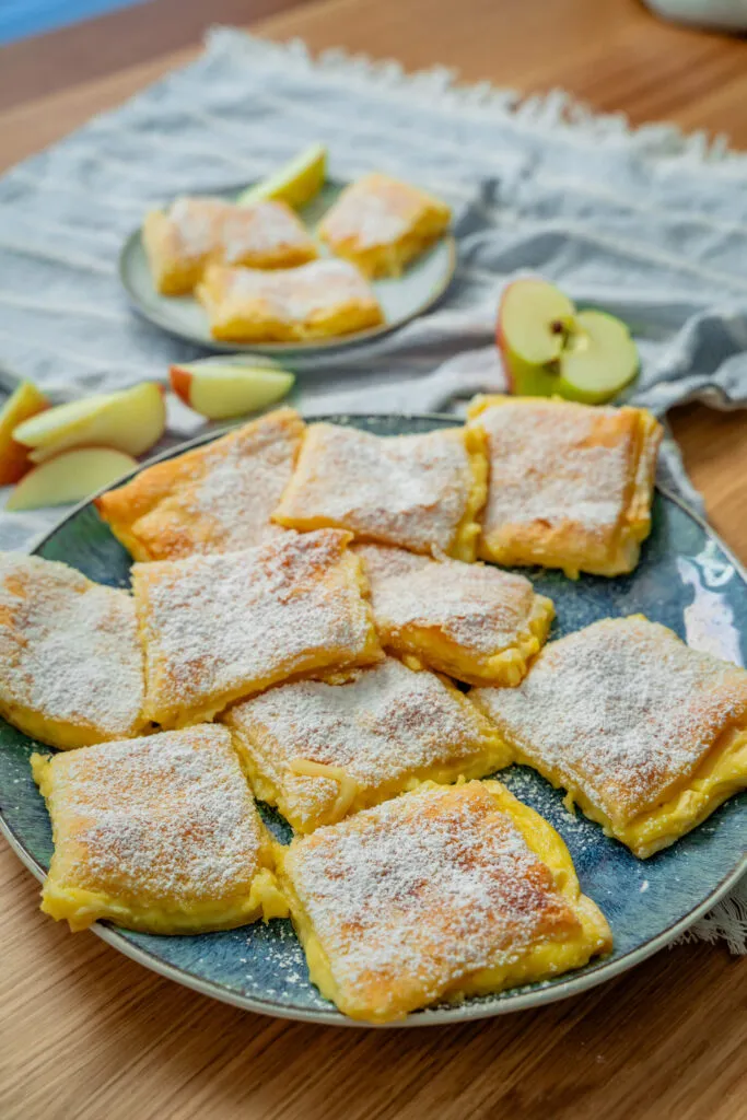 Einfacher Apfelkuchen mit Blätterteig, cremigem Pudding und saftigen Apfelstücken