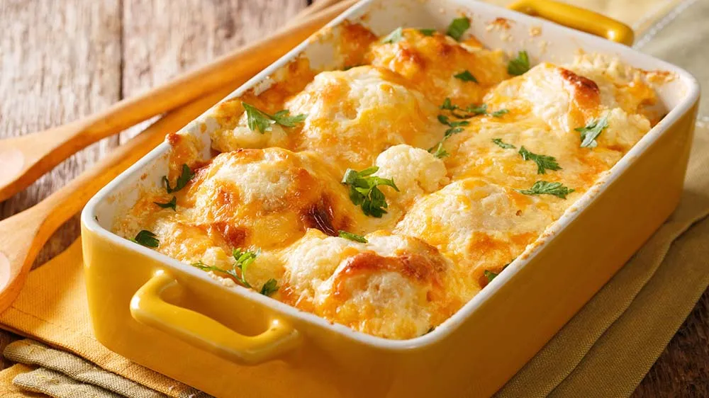 Einfacher Blumenkohlauflauf mit cremiger Béchamelsoße und Kartoffeln, klassisch überbacken