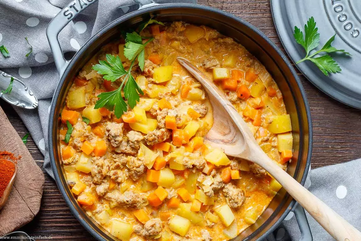 Einfacher Eintopf mit Hackfleisch und Gemüse in einer Schale