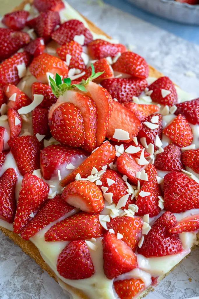 Einfacher Erdbeerkuchen mit Pudding vom Blech