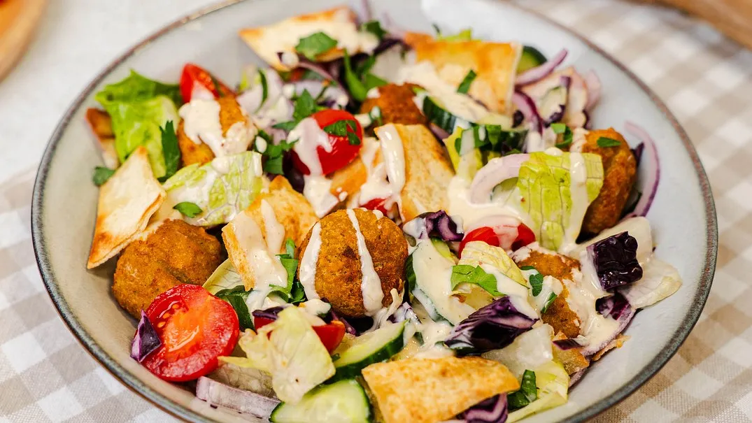 Einfacher Falafel-Salat für eine gesunde Sattmacher-Bowl