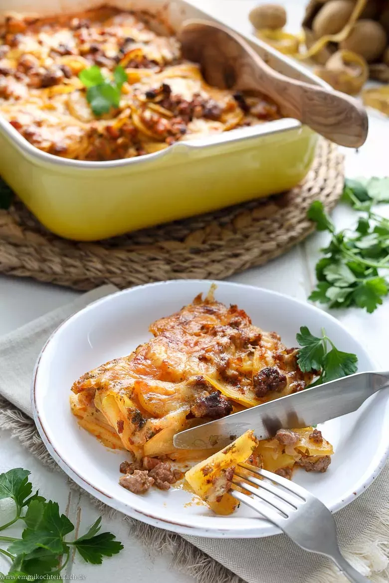 Einfacher Kartoffelauflauf mit geschmolzenem Käse