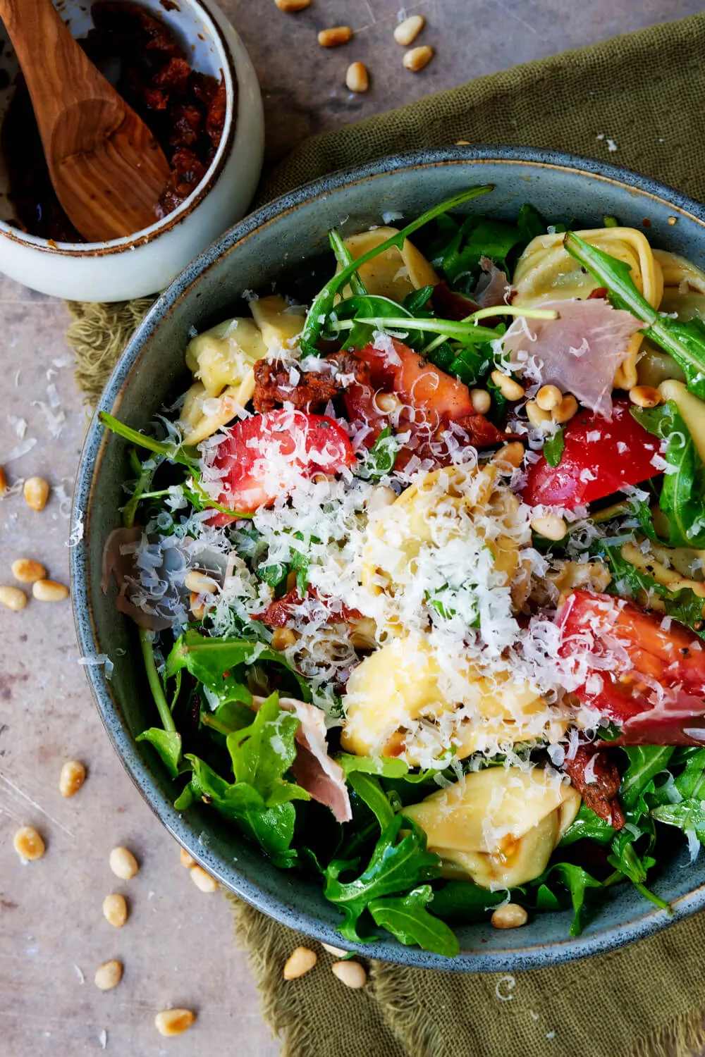 Einfacher Tortellinisalat mit Rucola, Tomaten, Schinken und Pinienkernen