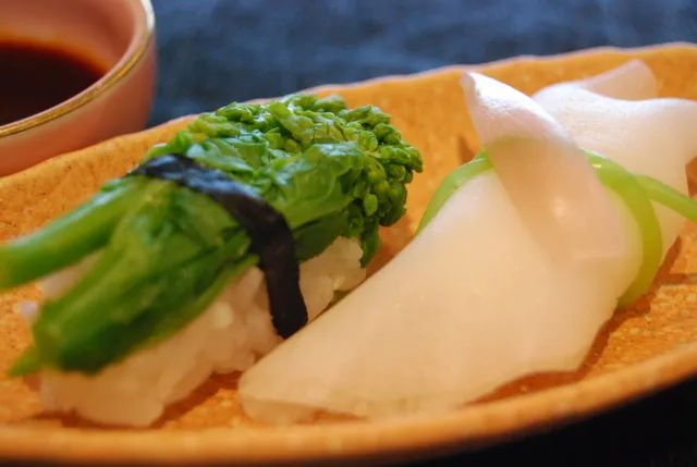 Einfaches, aber elegantes Daikon-Sushi Nigiri mit Rapssamenblüte