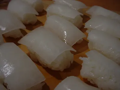 Einfaches Daikon-Sushi Nigiri, dünn geschnitten und mariniert