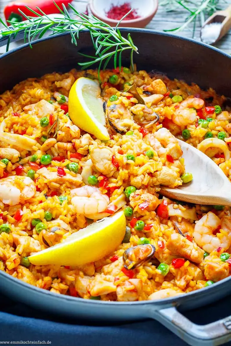 Einfaches Paella Rezept mit goldgelbem Reis und vorbereiteten Zutaten