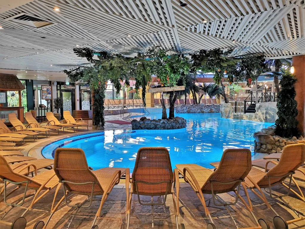 Eingangsbereich der Holsten Therme in Kaltenkirchen, Schleswig-Holstein, mit Palmen und Wasserlandschaft