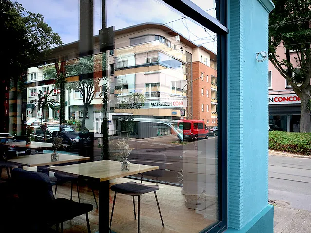 Eingangsbereich der Hummelbude Essen in Frohnhausen, der die moderne und einladende Atmosphäre des veganen Restaurants widerspiegelt.