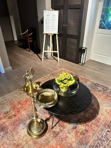 Eingangsbereich des Ayurveda-Centers mit Blumen und goldenen Utensilien