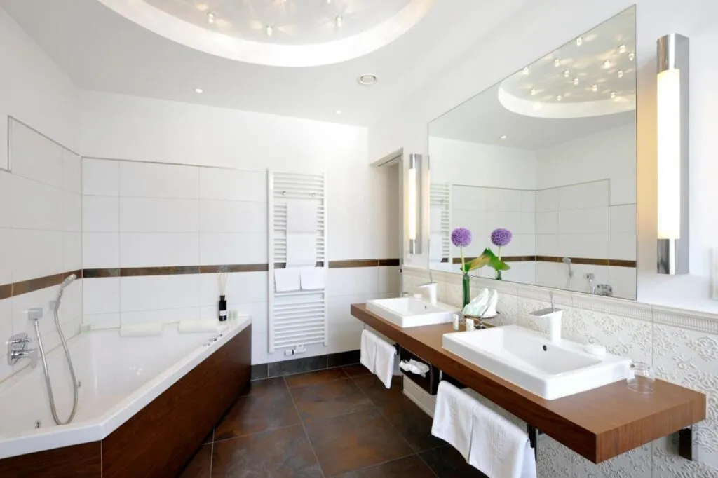 Eingangsbereich des Kastens Hotel Luisenhof in Hannover bei Tag