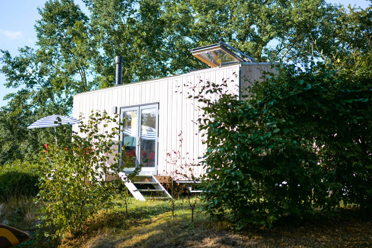 Eingangsbereich des nachhaltigen Green Tiny House am Salemer See