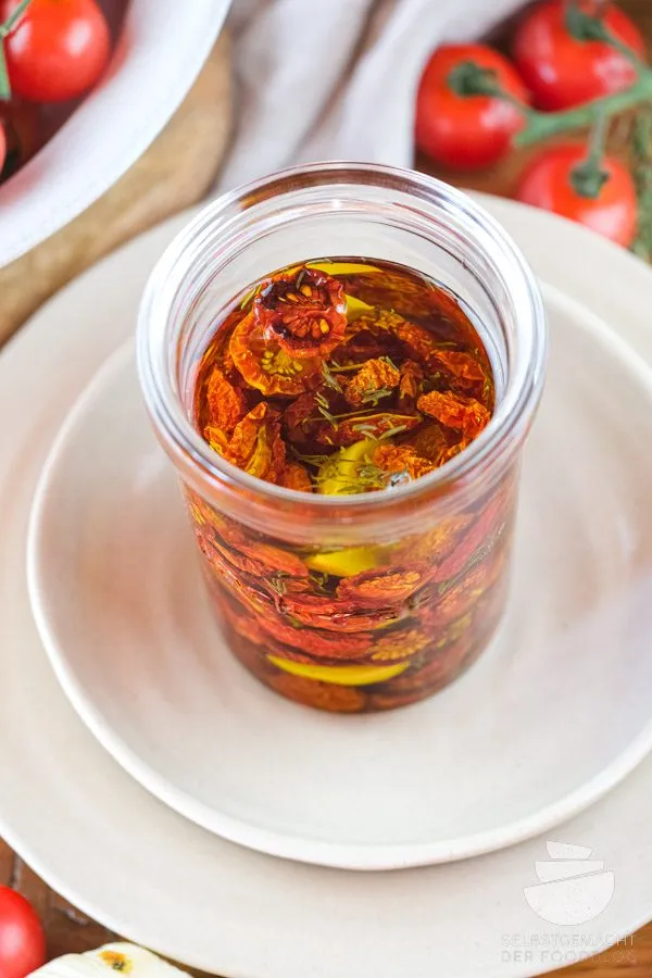 Eingelegte getrocknete Tomaten in Öl, eine mediterrane Beilage, die intensive Geschmacksnoten zu Ihren Raclette Pfännchen hinzufügt.