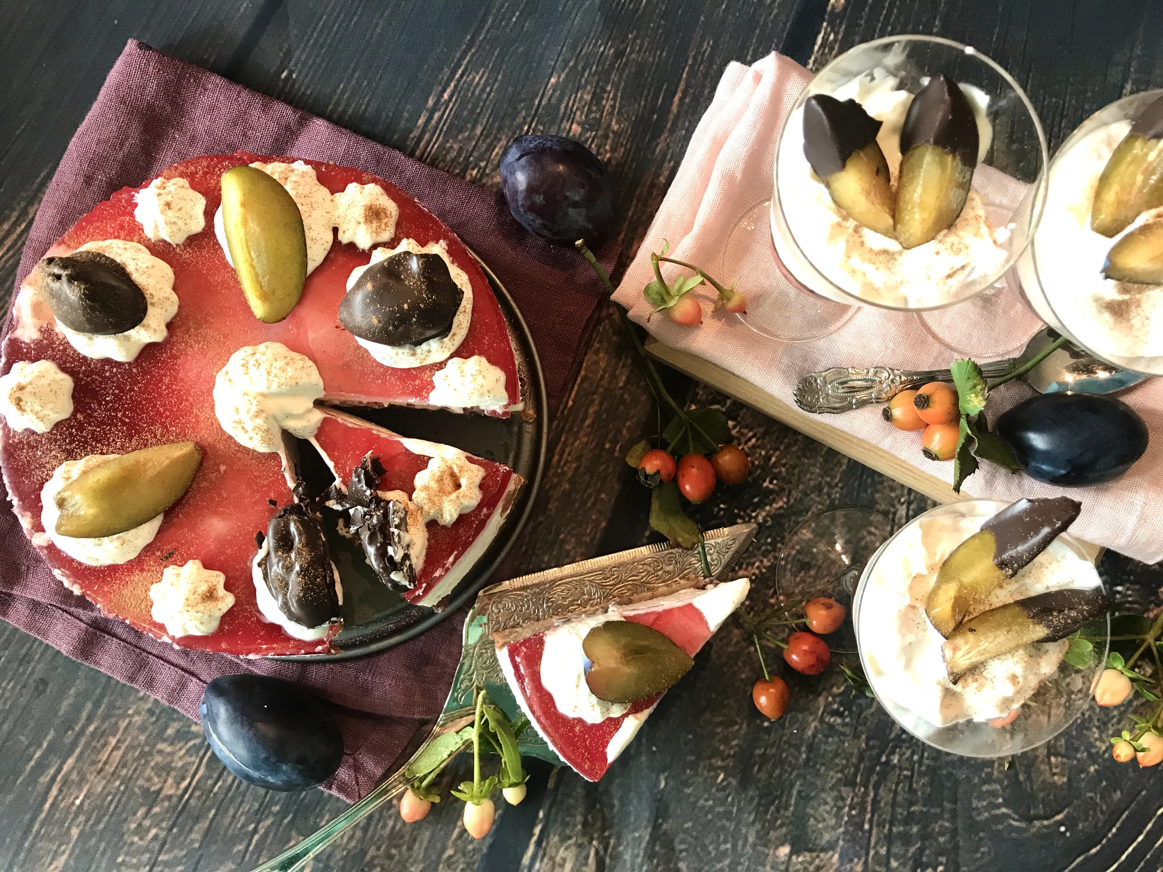 Eingemachte Zwetschgen in Rotwein und Rum in sterilen Gläsern