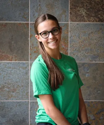 Einige Teilnehmer eines Yoga-Kurses im Freien