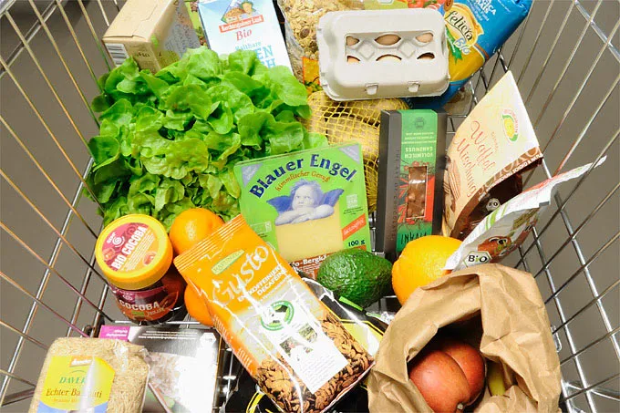 Einkaufswagen mit Bioprodukten: Regionale und saisonale Produkte helfen, Energie zu sparen
