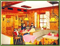 Einladende Atmosphäre im Restaurant &quot;Winkelstube&quot; mit Blick auf den Gastraum