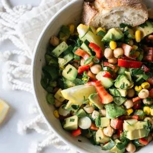 Einladender 5-Minuten Kichererbsensalat angerichtet in einer Schale, schnell und vegan