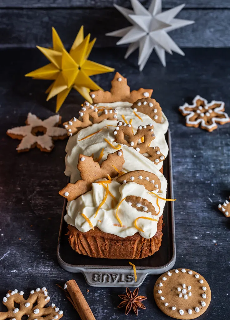 Einladender Anschnitt eines Lebkuchen-Kuchens mit Orangen-Frischkäse, perfekt als Geburtstagskuchen für den 28. Geburtstag.