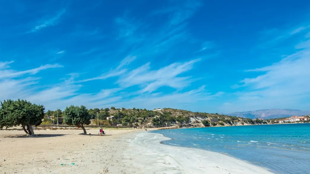 Einladender goldener Strand bei Cesme in der Türkei, ideal für einen entspannten Badeurlaub
