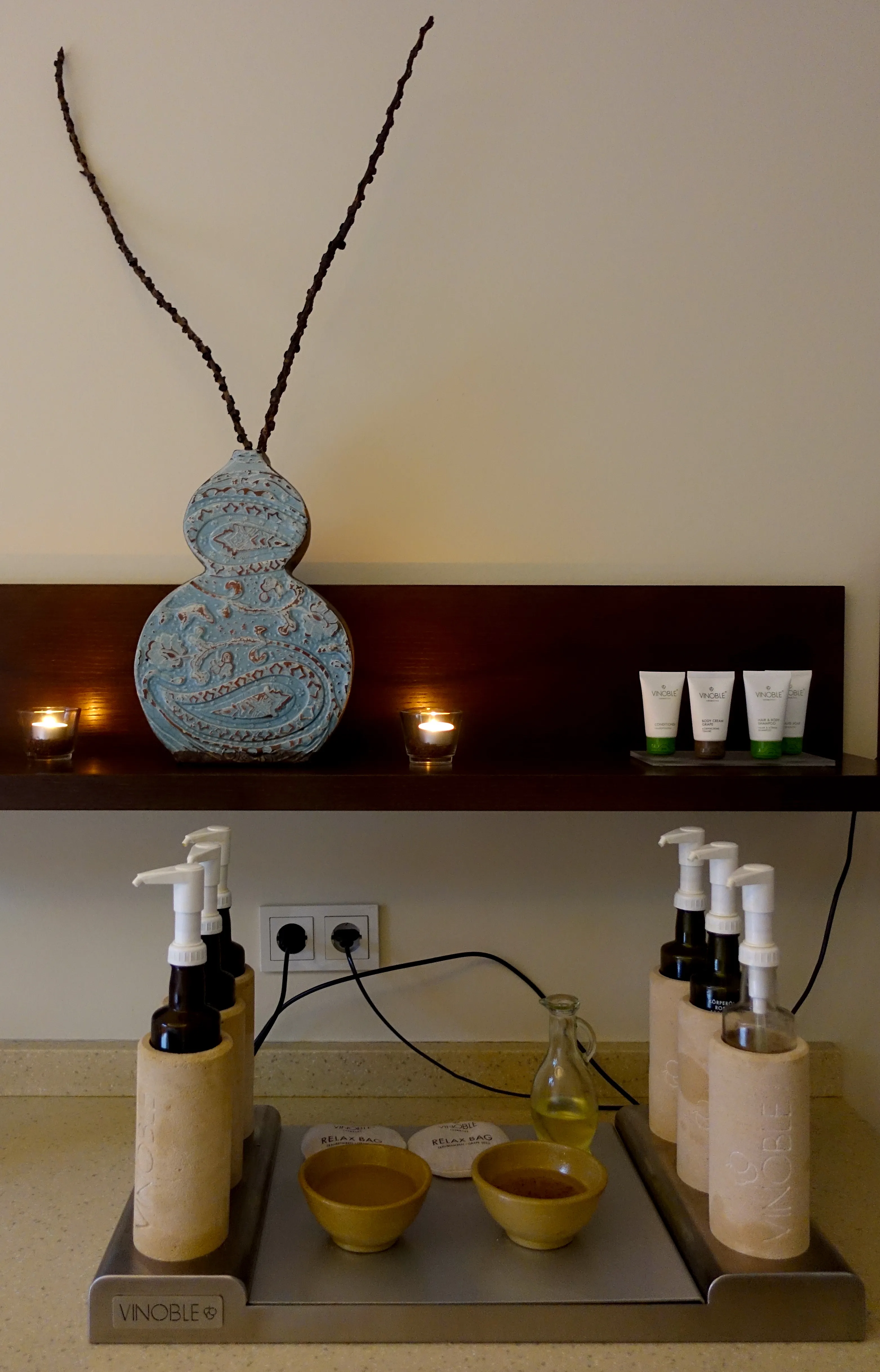 Einladender Massageraum für die Balance Massage im Vinoble Day Spa Hamburg