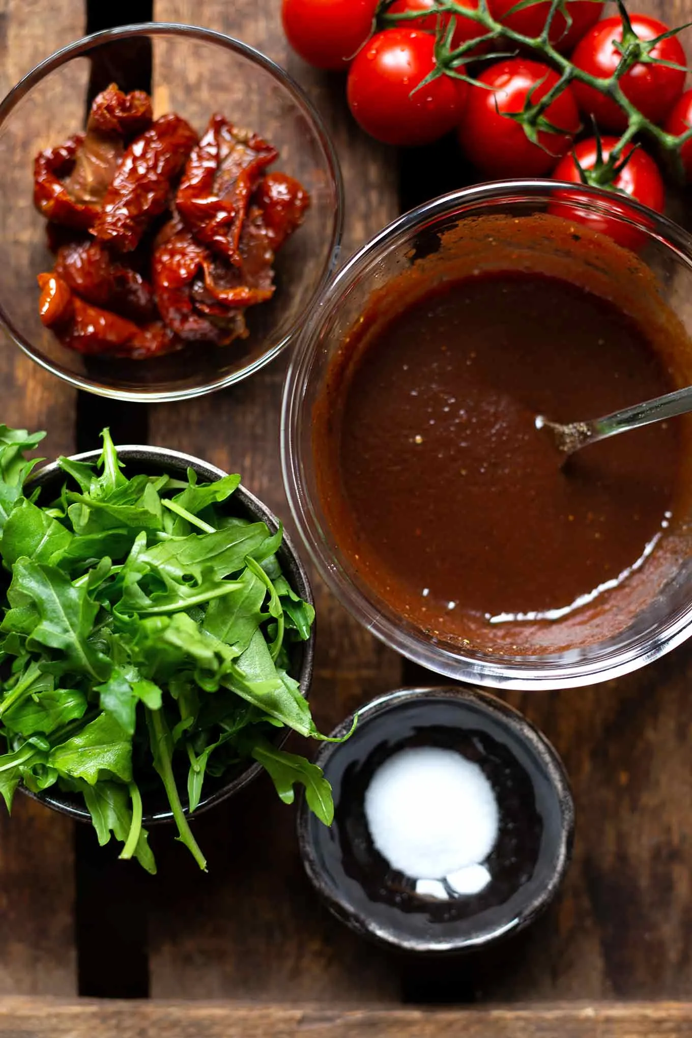 Einladender mediterraner Nudelsalat in einer großen Schüssel, perfekt für Grillabende oder als schnelles Abendessen, mit frischen Zutaten wie Rucola und Mozzarella.